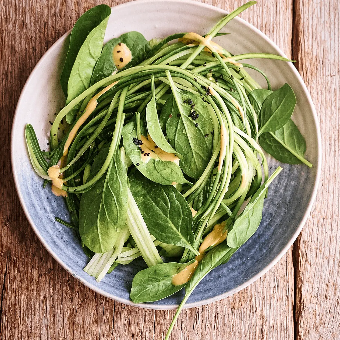 Schneller Gurkensalat mit Tahin-Dressing