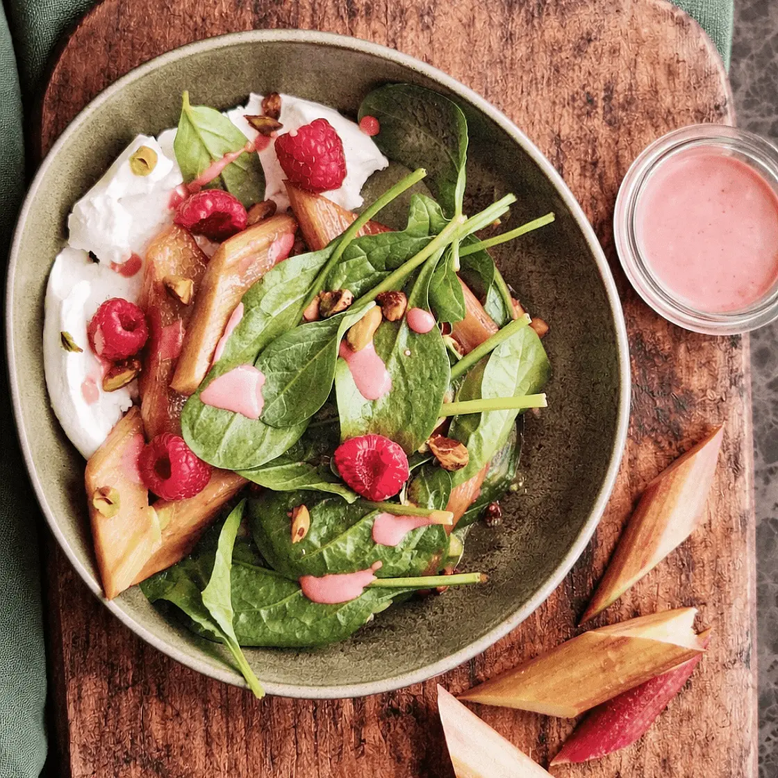 Spinatsalat mit geröstetem Rhabarber