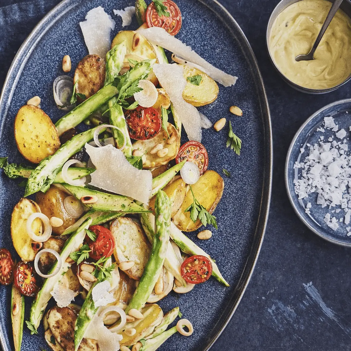 Lauwarmer Spargelsalat mit Zitronen-Mayo (Spargel • Drillinge • Tomaten)