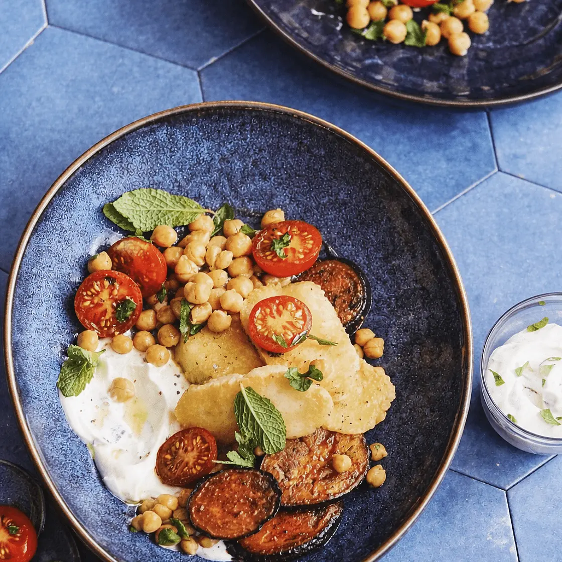 Knackiger Auberginen-Salat mit Minze  (Aubergine • Halloumi • Kichererbsen)