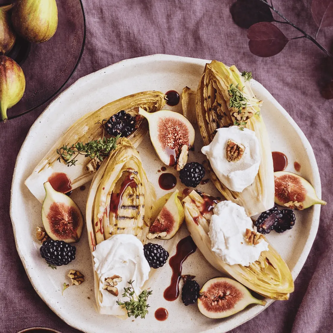 Gegrillter Chicorée  (Ziegenfrischkäse • Brombeeren • Pekannüsse)