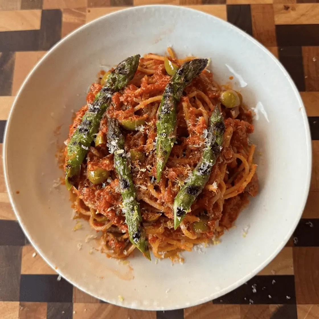 Frühlingshafte Tomatenpasta mit Oliven & gegrilltem Spargel