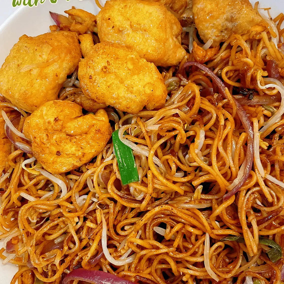 Cantonese Soy Sauce Egg Noodles with Chicken, Tofu & Onion