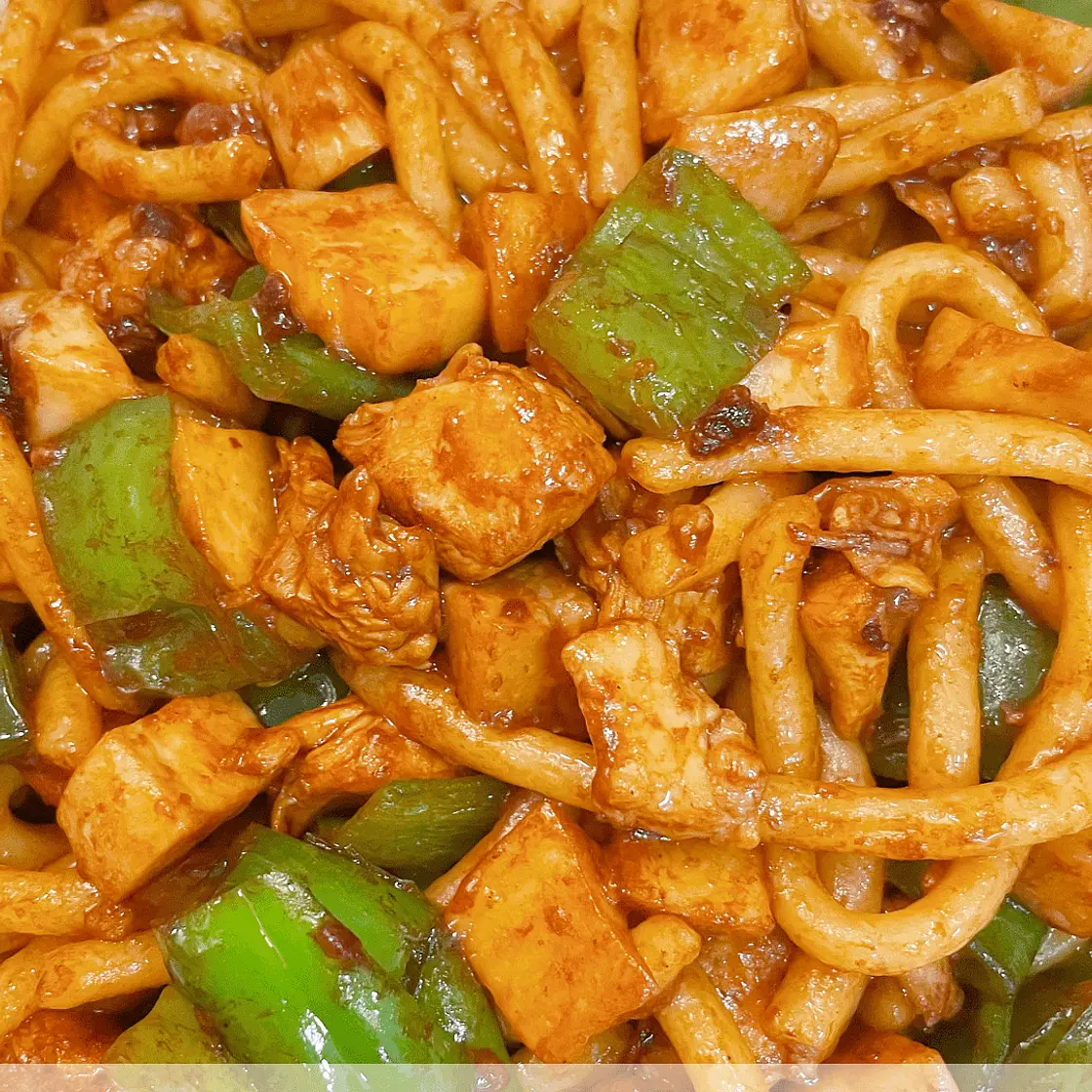 Stir-Fried Chicken and Pepper Udon Noodles