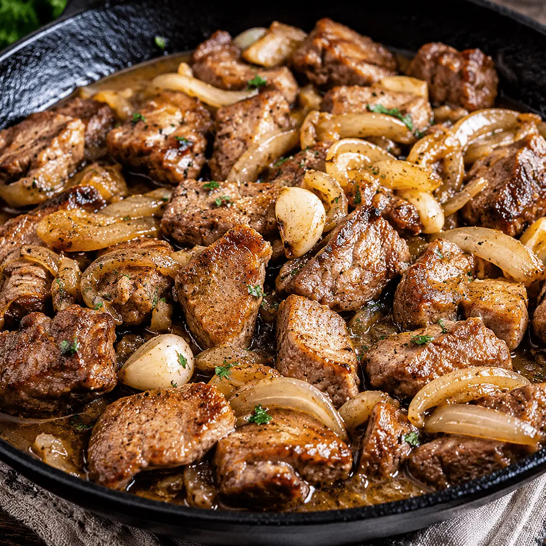 Geschmorte Entenbrust mit Zwiebeln und Knoblauch