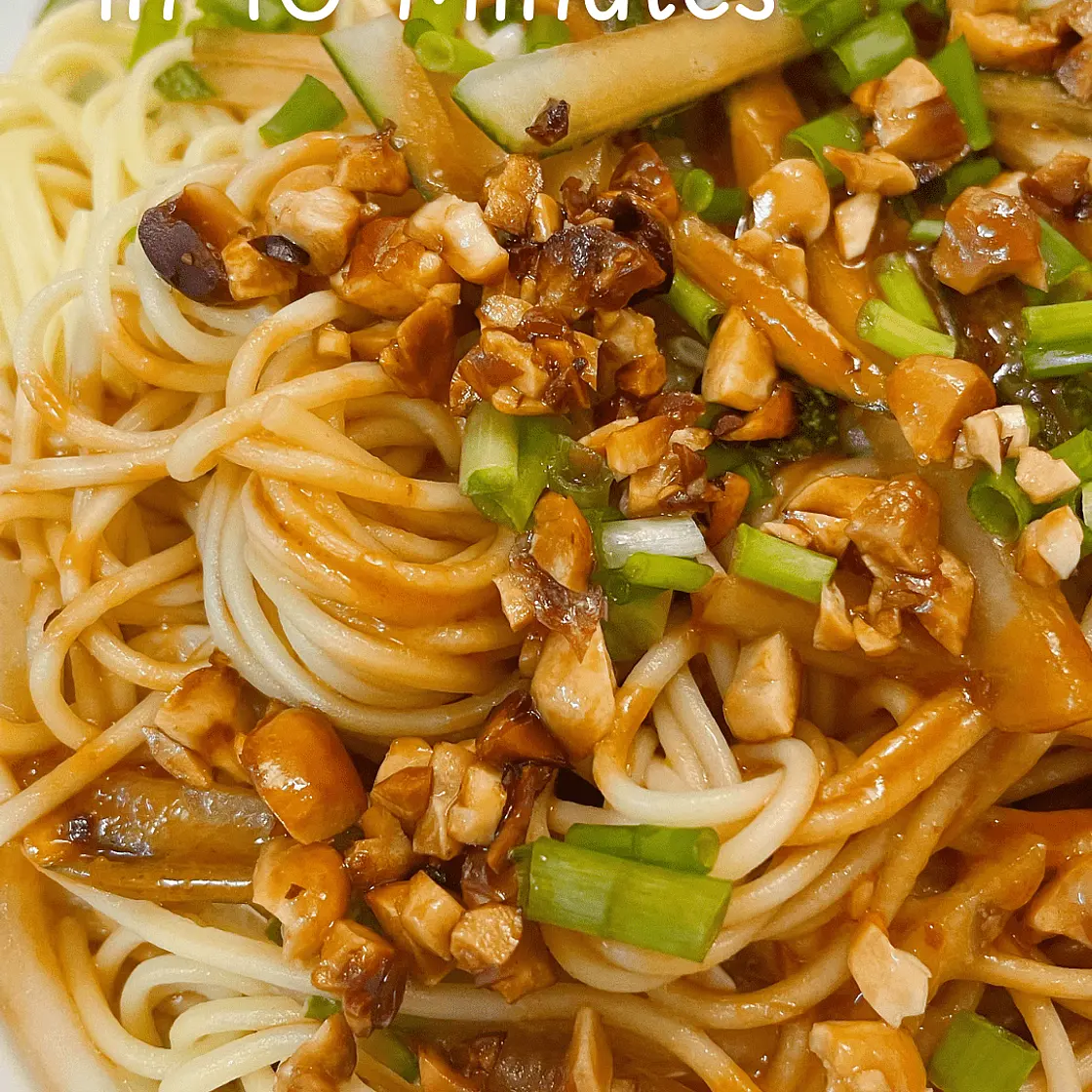 Chinese Veggie Sesame Noodles (麻酱拌面)