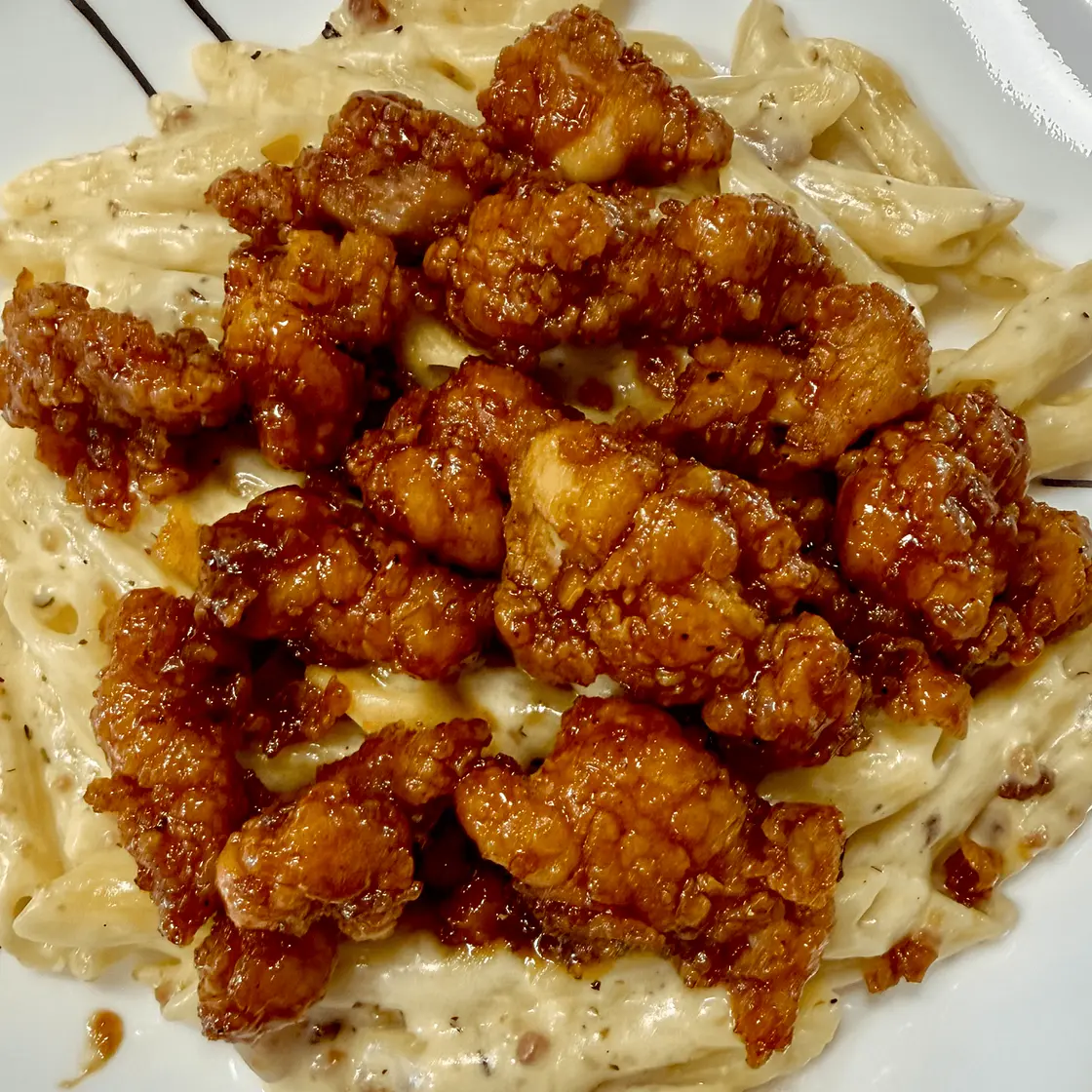 COPYCAT APPLEBEE’S HONEY PEPPER CHICKEN MAC AND CHEESE