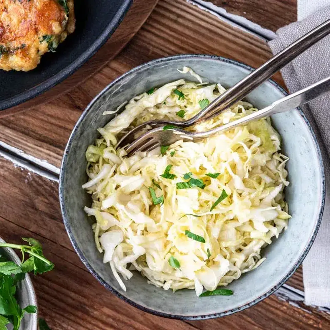 Omas einfacher Spitzkohlsalat