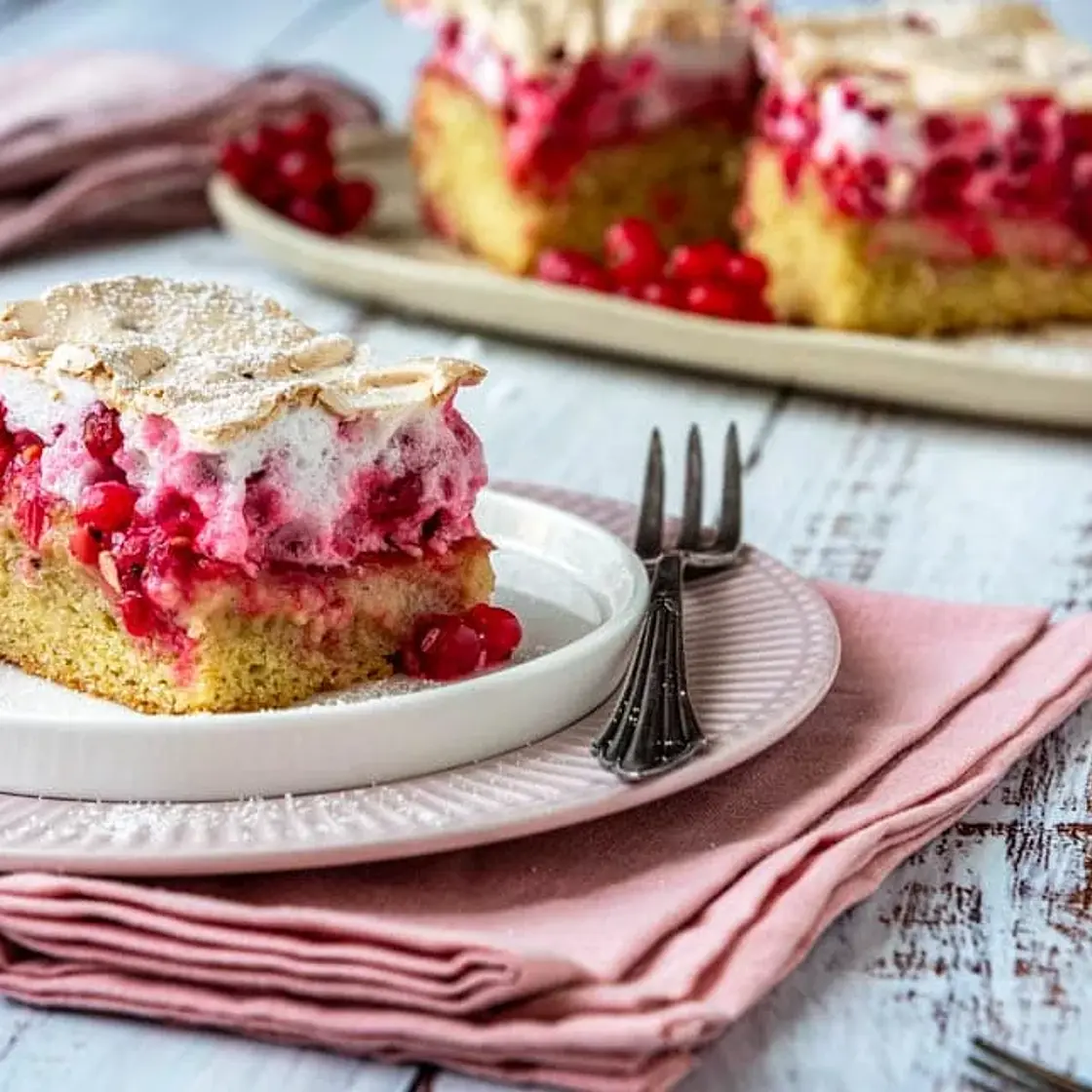 Saftiger Johannisbeerkuchen mit Baiser