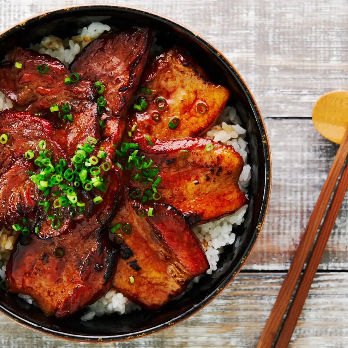 It uslubida katta eshaklar, yaqindan olingan fotosurat Katta dumbali joja it uslubi bilan turmush qurishni yaxshi koradi