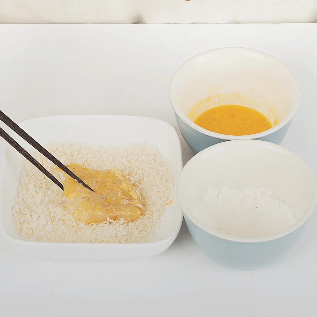밑간한 동태포에 밀가루, 달걀물, 빵가루 순으로 튀김옷을 입힌 후 올리브유를 바르고 [발열팬]에 올려 [낮은석쇠] 위에 놓는다.