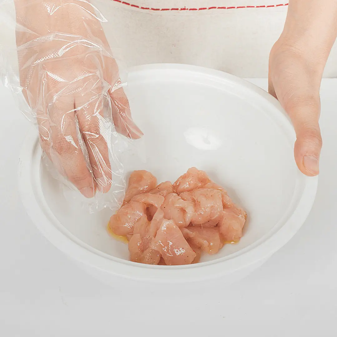 닭고기는 힘줄을 제거한 후 한입 크기로 썰어 밑간한다.

[닭고기 밑간]
올리브유 1큰술, 소금 약간, 후춧가루 약간
