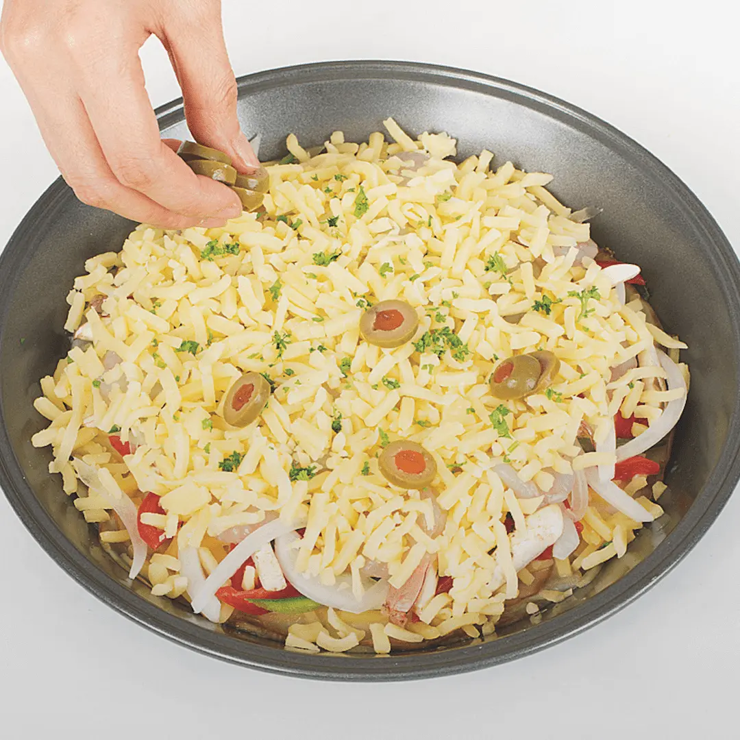남은 피자치즈(150 g), 파슬리가루, 올리브를 올린 후 [낮은석쇠] 위에 놓는다.