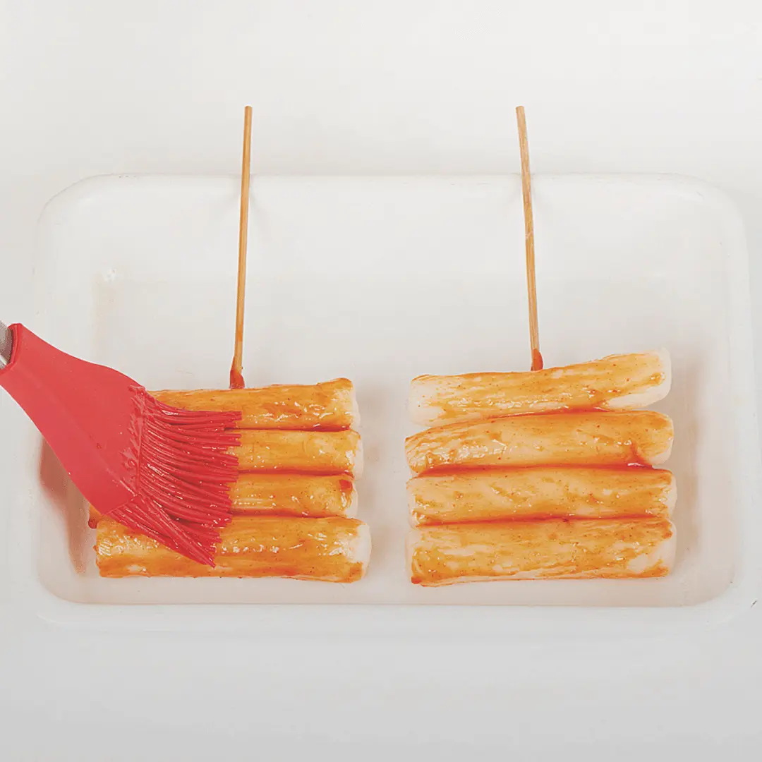 소스 재료를 골고루 섞어 떡꼬치에 바른다.

[소스]
 설탕 1/2큰술, 스위트 칠리소스 1큰술, 토마토케첩 1/2큰술, 물엿 1/2큰술, 고추장 1큰술