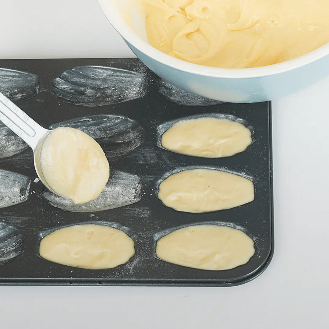 마들렌 틀에 버터를 바르고 반죽을 채운 후 [와이어 랙]에 올린 후 [3단]에 넣는다.