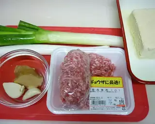 Mince the garlic, ginger and scallion.