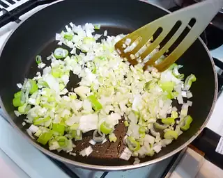 Heat sesame oil in a frying pan over low heat. Add the garlic, ginger and scallion and saute until aromatic.