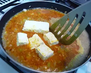Put the drained whole tofu into the pan!! Break up the tofu into bite sizes, stirring now and then, and bring to the boil. Once boiled, reduce the heat to medium and simmer for about 5 minutes.