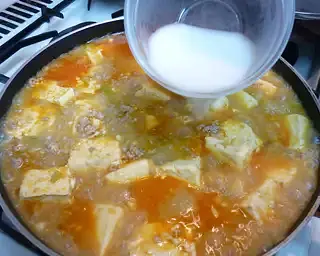 Stir in the katakuriko slurry, and let it come to a boil.