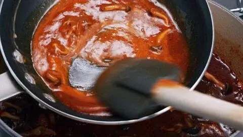 Remove the roux from the heat and scoop some of the liquid from the Hayashi Rice into the pan. Mix this together quickly until it is smooth.