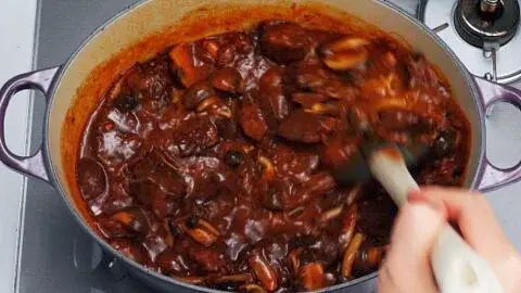 Pour the roux into the Hayashi Rice and stir it until the sauce thickens.
