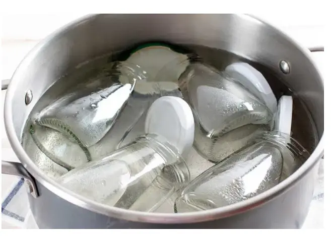 Esterilizamos los frascos de vidrio donde vamos a conservar el chutney en agua hirviendo durante 10 minutos