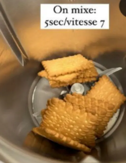 Mixer les biscuits