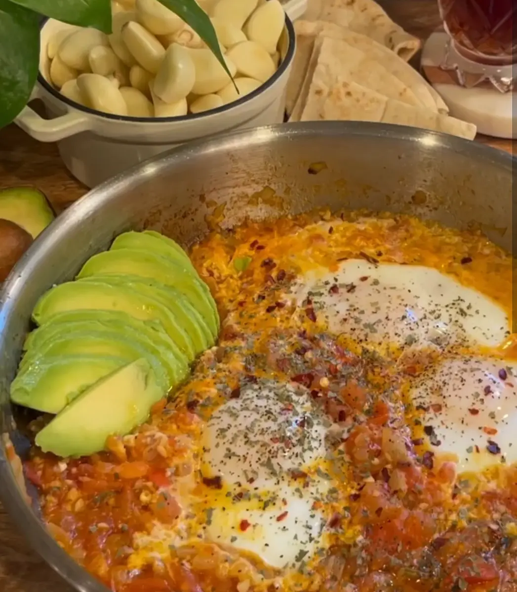 Agregar palta cortada. Comer con pan de pita.