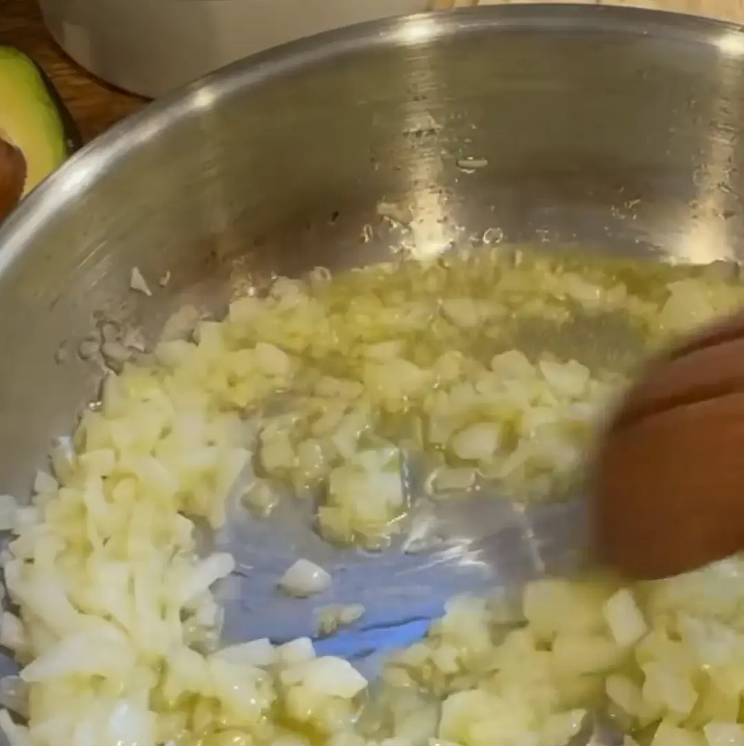 Agregar un puñado de ajo picado y saltear (2-3 minutos).