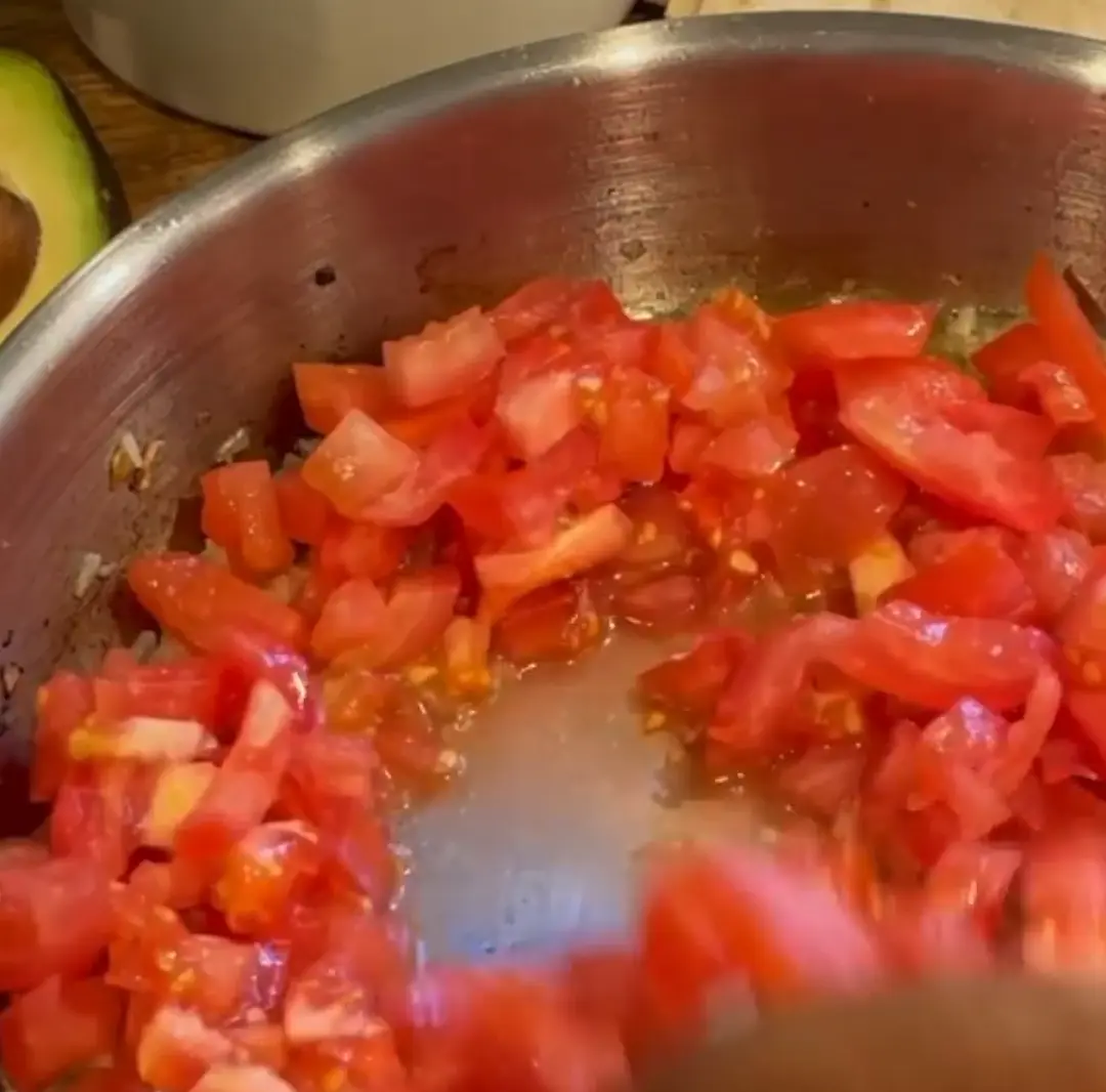 Agregar tomates picados en trozos grandes. Saltear todo junto por unos minutos más.