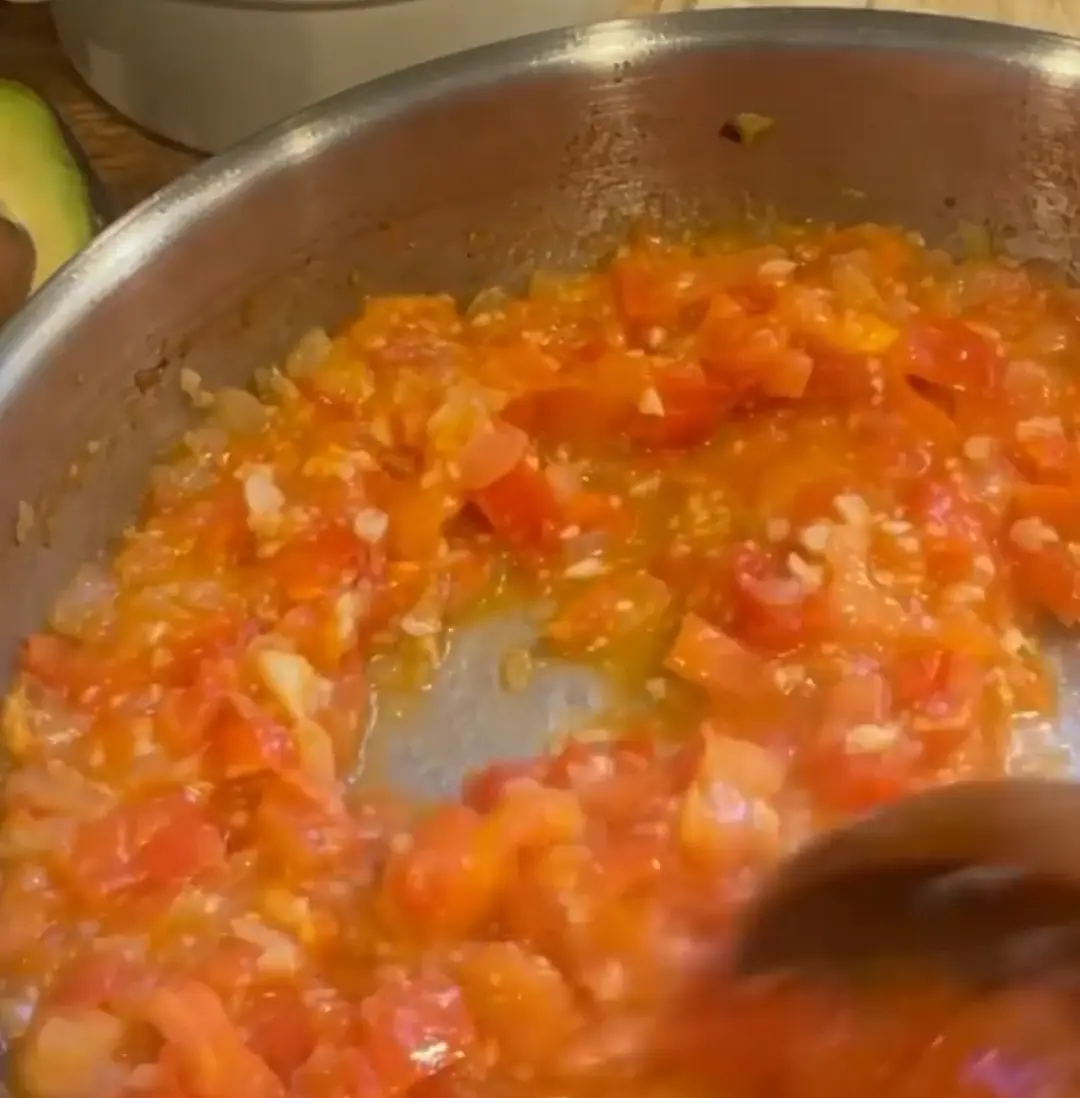 Los tomates se tienen que ver suaves. Sazonar a gusto con:
- sal
- pimienta negra
- orégano
- curry
(+) Mezclar una vez más.