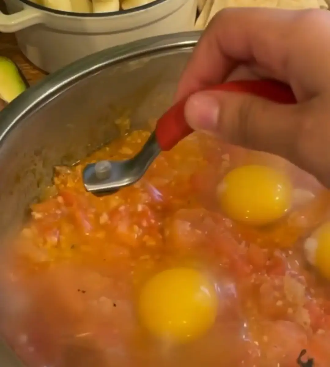 Hacer huequitos con la cuchara y agregar los huevos. Cubrir la sartén hasta que estén completamente cocidos.