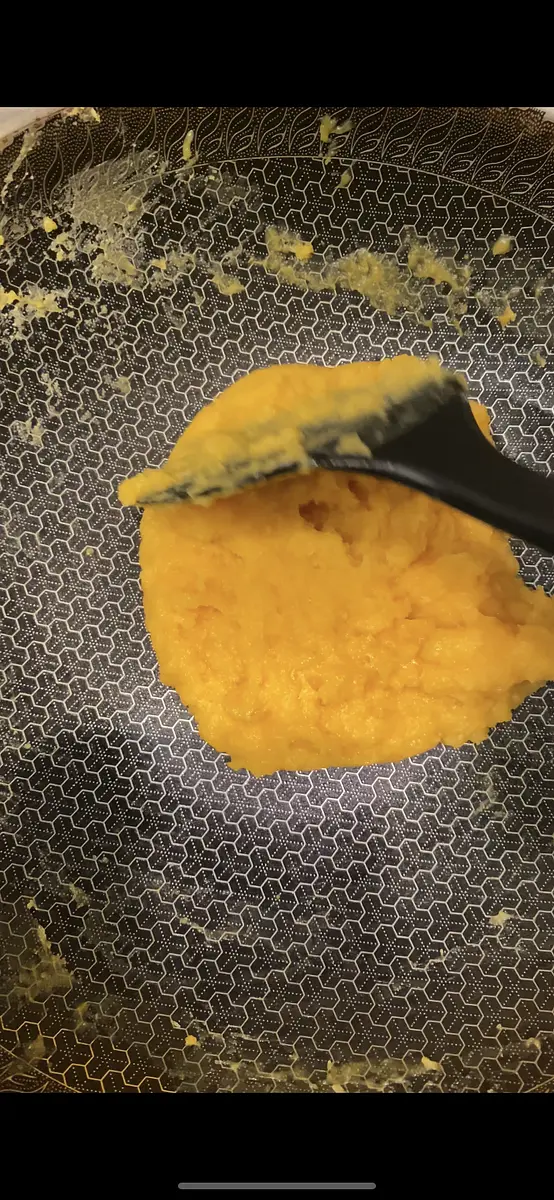 Pour into a pot, and continuously mix on low heat until the custard becomes hard. Turn off the fire once it is hard and place in plastic wrap. Cover tightly and place in refrigerator.