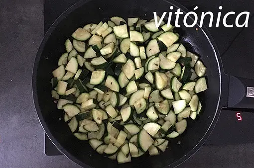 Poner las semillas de cilantro y comino en una sartén antiadherente grande sin aceite, calentar a fuego y medio y dejar que suelten el aroma un par de minutos. Retirar y moler un poco en un mortero, o con el dorso de una cuchara. Si usamos sésamo crudo, tostar también.