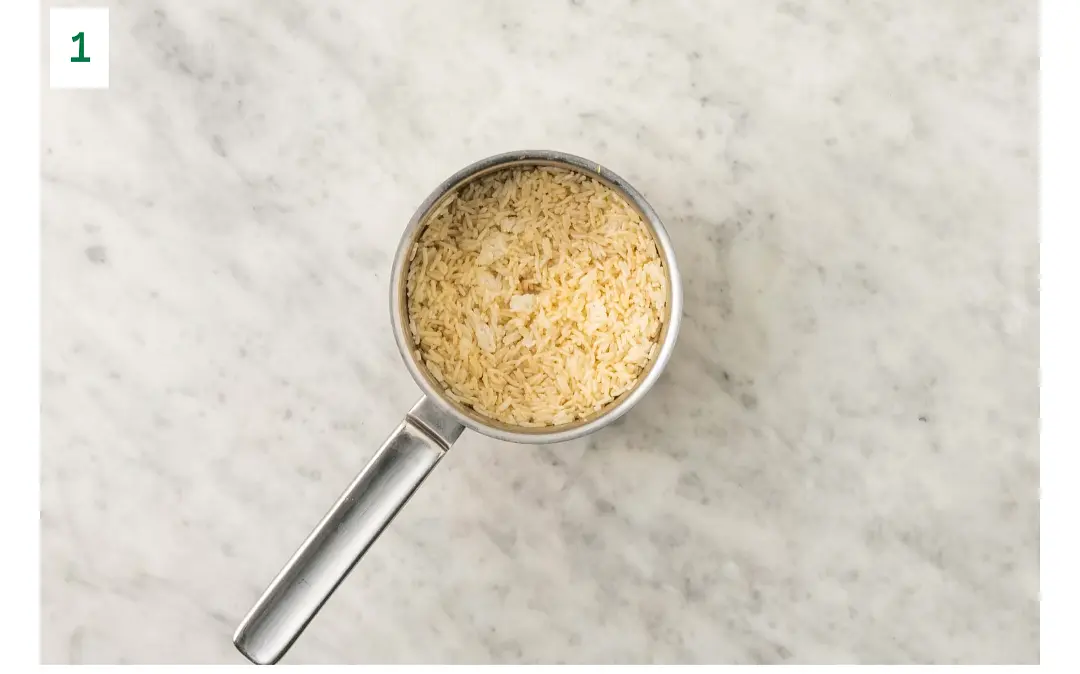 Cuire le riz
Avant de commencer, laver et sécher tous les fruits et légumes. Dans une casserole moyenne, ajouter le riz, la moitié de la poudre d’ail, 1 1⁄4 tasse d’eau et 1⁄4 c. à thé de sel (doubler les qtés pour 4 pers.). Porter à ébullition à feu élevé. Réduire à feu doux. Cuire à couvert de 12 à 14 min, jusqu’à ce que le riz soit tendre et que le liquide ait été absorbé. Retirer la casserole du feu. Garder couvert et réserver.