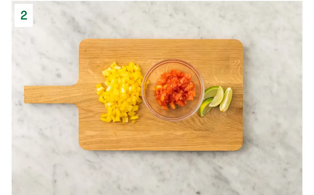 Préparer
Entre-temps, évider le poivron, puis le couper en morceaux de 1,25 cm (1⁄2 po). Couper la moitié de la lime en quartiers (la lime entière pour 4 pers.). Couper la tomate en morceaux de 1,25 cm (1⁄2 po). Ajouter les tomates dans un bol moyen. Arroser du jus d’un quartier de lime, puis remuer pour enrober.