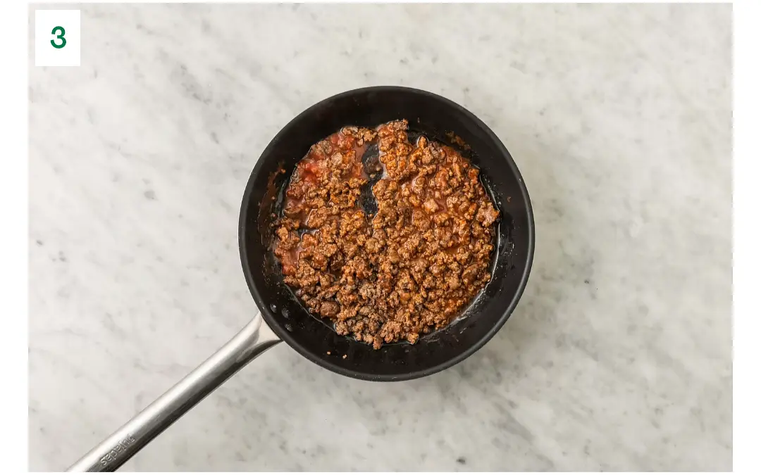 Cuire le bœuf
Chauffer une grande poêle antiadhésive à feu moyen-élevé. Ajouter 1⁄2 c. à soupe d’huile (doubler la qté pour 4 pers.), puis le bœuf. Cuire de 4 à 5 min, en défaisant le bœuf en morceaux, jusqu’à ce qu’il perde sa couleur rosée**. Égoutter l’excédent de gras avec précaution et le jeter. Dans la poêle, ajouter la salsa, puis saupoudrer du reste de la poudre d’ail, de la moitié du mélange d’épices à enchilada et de 1⁄4 c. à thé de sucre (doubler la qté pour 4 pers.). Poursuivre la cuisson de 1 à 2 min, en remuant souvent, jusqu’à ce que la sauce épaississe légèrement. Saler et poivrer, au goût. Transférer le bœuf dans une assiette et couvrir pour garder chaud.