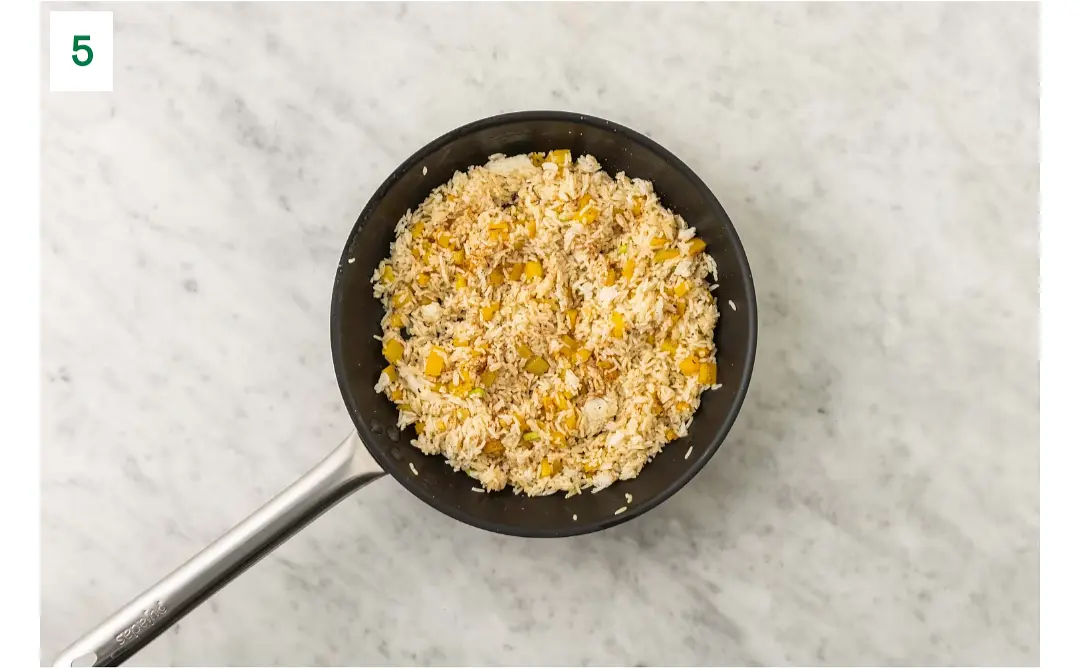 Terminer le riz
Dans la poêle contenant les poivrons, ajouter le riz. Saupoudrer du reste du mélange d’épices à enchilada. Cuire de 1 à 2 min, en remuant constamment, jusqu’à ce que les épices dégagent leur arôme. Saler et poivrer, au goût.