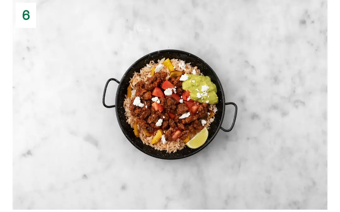 Terminer et servir
Saler et poivrer les tomates, au goût, puis remuer pour enrober. Répartir le riz dans les bols. Garnir de bœuf et de tomates. Couronner d’un soupçon de guacamole. Parsemer de feta. Arroser du jus d’un quartier de lime, si désiré.