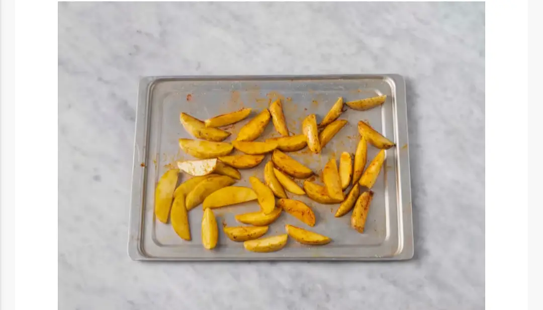 Avant de commencer, préchauffer le four à 230 °C (450 °F). Laver et sécher tous les fruits et légumes.Guide pour la quantité de vinaigre balsamique à l’étape 2 (doubler la qté pour 4 pers.) : Doux : 1 c. à thé Moyen : 2 c. à thé Relevé : 1 c. à soupe Couper les pommes de terre en quartiers de 1,25 cm (1⁄2 po). Sur une plaque à cuisson non recouverte, arroser les pommes de terre de 1 c. à soupe d’huile, puis saupoudrer de la moitié du mélange paprika fumé et ail. (REMARQUE : 2 plaques à cuisson avec 1 c. à soupe d’huile chacune pour 4 pers.) Saler et poivrer, puis remuer pour enrober. Rôtir au centre du four de 22 à 24 min, en retournant à mi-cuisson, jusqu’à ce que les pommes de terre soient dorées et tendres. (REMARQUE : Pour 4 pers., rôtir dans le bas et au centre du four, en interchangeant les plaques à mi-cuisson.)