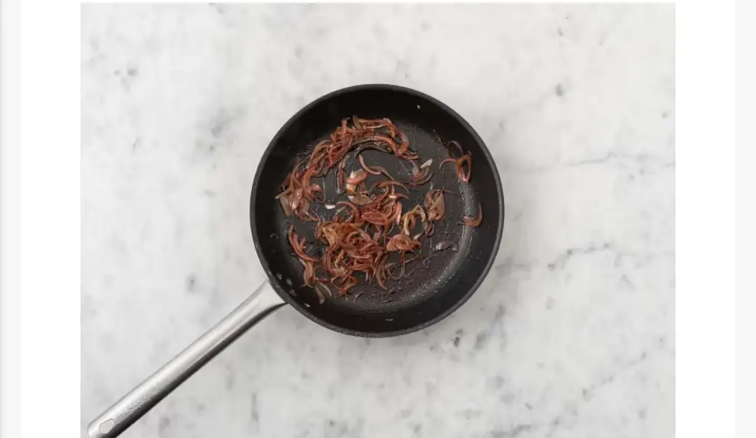 Entre-temps, peler, puis couper l’oignon en tranches de 0,5 cm (1⁄4 po). Chauffer une grande poêle antiadhésive à feu moyen. Ajouter 1⁄2 c. à soupe d’huile (doubler la qté pour 4 pers.), puis les oignons. Cuire de 3 à 4 min, en remuant à l’occasion, jusqu’à ce qu’ils ramollissent. Ajouter 1 c. à thé de sucre (doubler la qté pour 4 pers.) et saler. Poursuivre la cuisson de 6 à 8 min, en remuant à l’occasion, jusqu’à ce que les oignons soient doré foncé. Incorporer 2 c. à thé de vinaigre. (REMARQUE : Consulter le guide pour la quantité de vinaigre balsamique.) Transférer les oignons dans une assiette et couvrir pour garder chaud. Rincer et essuyer la poêle avec précaution.