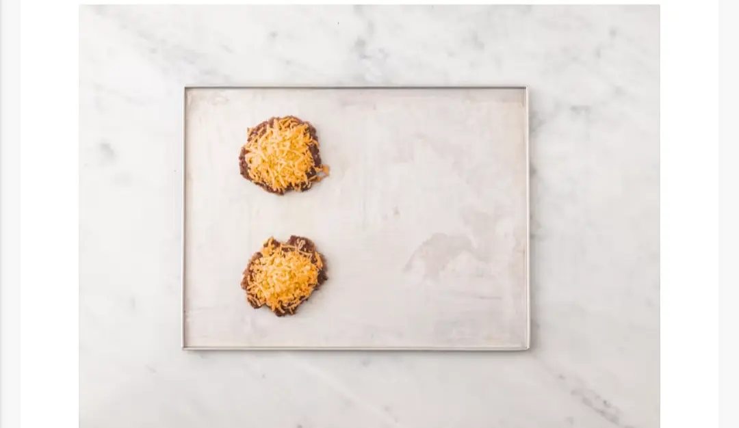 Dans un bol moyen, ajouter le bœuf, la chapelure, le reste du mélange paprika fumé et ail et 1⁄4 c. à thé de sel (doubler la qté pour 4 pers.). Poivrer, puis mélanger. Former à partir du mélange 2 galettes d’un diamètre de 10 cm (4 po) (4 galettes pour 4 pers.). Chauffer la même poêle à feu moyen. Ajouter 1⁄2 c. à soupe d’huile (doubler la qté pour 4 pers.), puis les galettes. Poêler de 4 à 5 min par côté, jusqu’à ce que les galettes soient entièrement cuites**. Retirer la poêle du feu, puis transférer les galettes sur une moitié d’une autre plaque à cuisson non recouverte. Parsemer uniformément de fromage. Réserver.