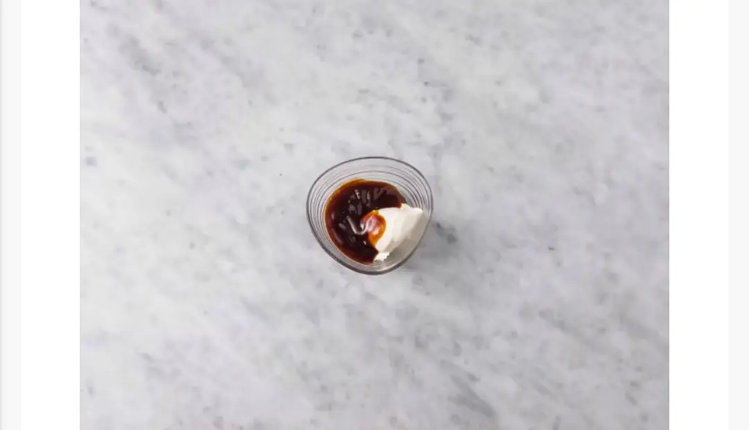 Entre-temps, ajouter dans un petit bol la mayonnaise et la sauce BBQ. Poivrer et bien mélanger.