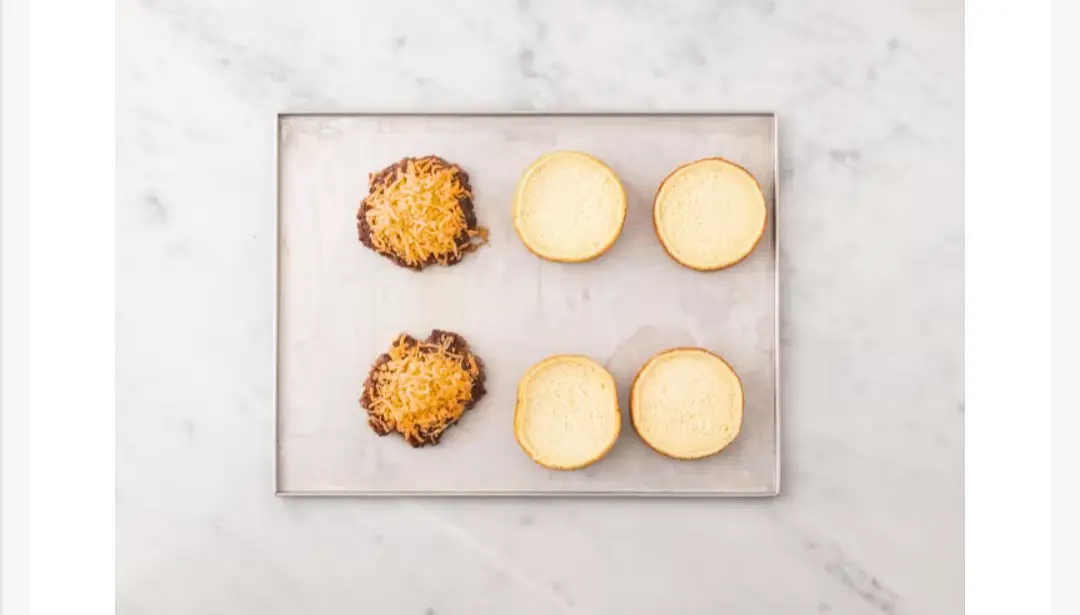 Couper les pains en deux et les disposer, côté coupé vers le haut, sur l’autre moitié de la plaque à cuisson contenant les galettes. (REMARQUE : Pour 4 pers., utiliser une deuxième plaque à cuisson non recouverte.) Griller dans le haut du four de 3 à 4 min, jusqu’à ce que les pains soient dorés et que le fromage fonde. (REMARQUE : Pour 4 pers., griller en plusieurs étapes.) (CONSEIL : Surveiller les pains pour ne pas les brûler!)