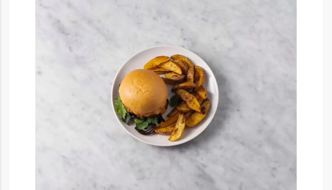 Étendre un peu de mayo BBQ sur les tranches de pain supérieures. Répartir les oignons caramélisés sur les tranches de pain inférieures, puis garnir du mélange printanier et des galettes. Refermer les burgers. Répartir les burgers et les quartiers de pommes de terre assaisonnés dans les assiettes. Servir le reste de la mayo BBQ comme trempette.