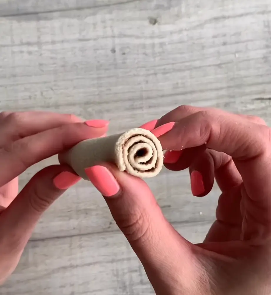 Cut the crust off the bread and roll it out flat, then spread over the cinnamon butter, roll it up tightly.
Then mix the eggs, milk and vanilla in a bowl, whisk until combined, dip the rolls in the mix, then melt some butter in a pan and toast each roll until golden.