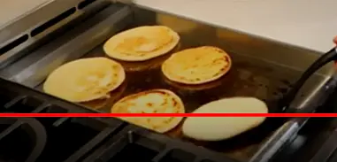 Dividir la masa en 4 partes, hacer tortita y echar al comal ( se puede poner un poco de aceite pero no es necesario). Cuando al intentar mover la arepa esta completamenete despegada del comal es momento de voltearla.