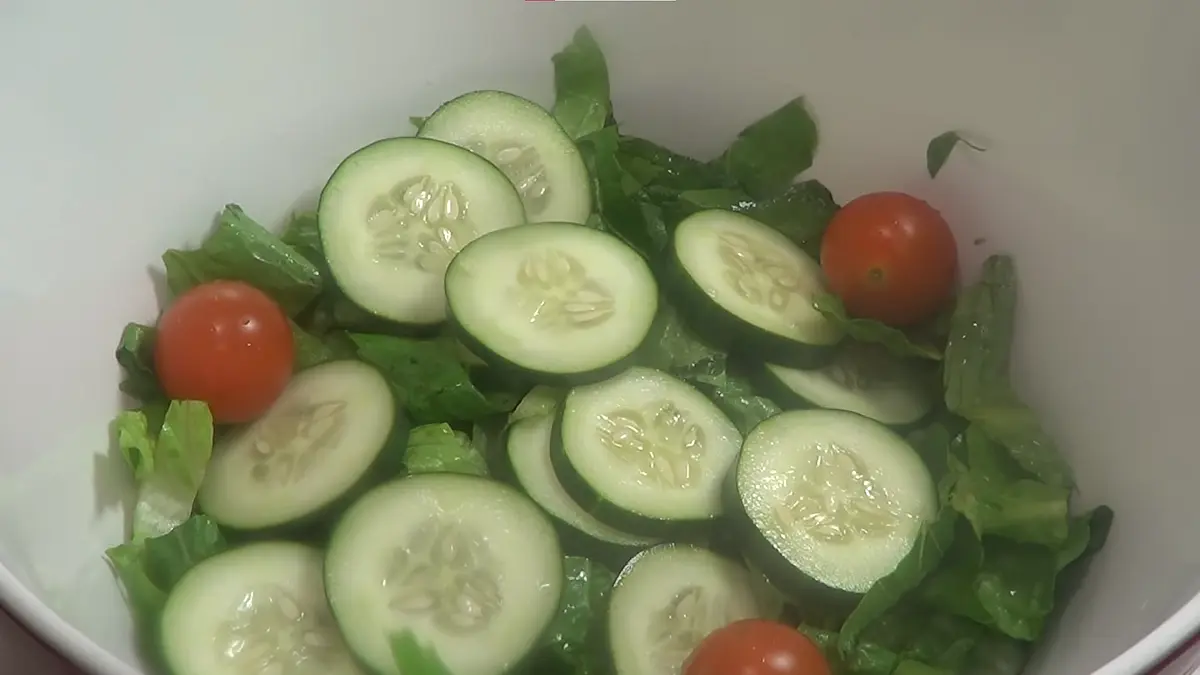 Lavar bien el pepino y cortar en circulitos. Lavar los cherry y mezclar en el bowl con mucho limón.