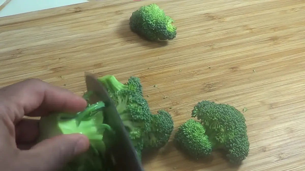 Poner a hervir agua. Lavar bien el brócoli y la zanahoria y cortar en pedacitos.