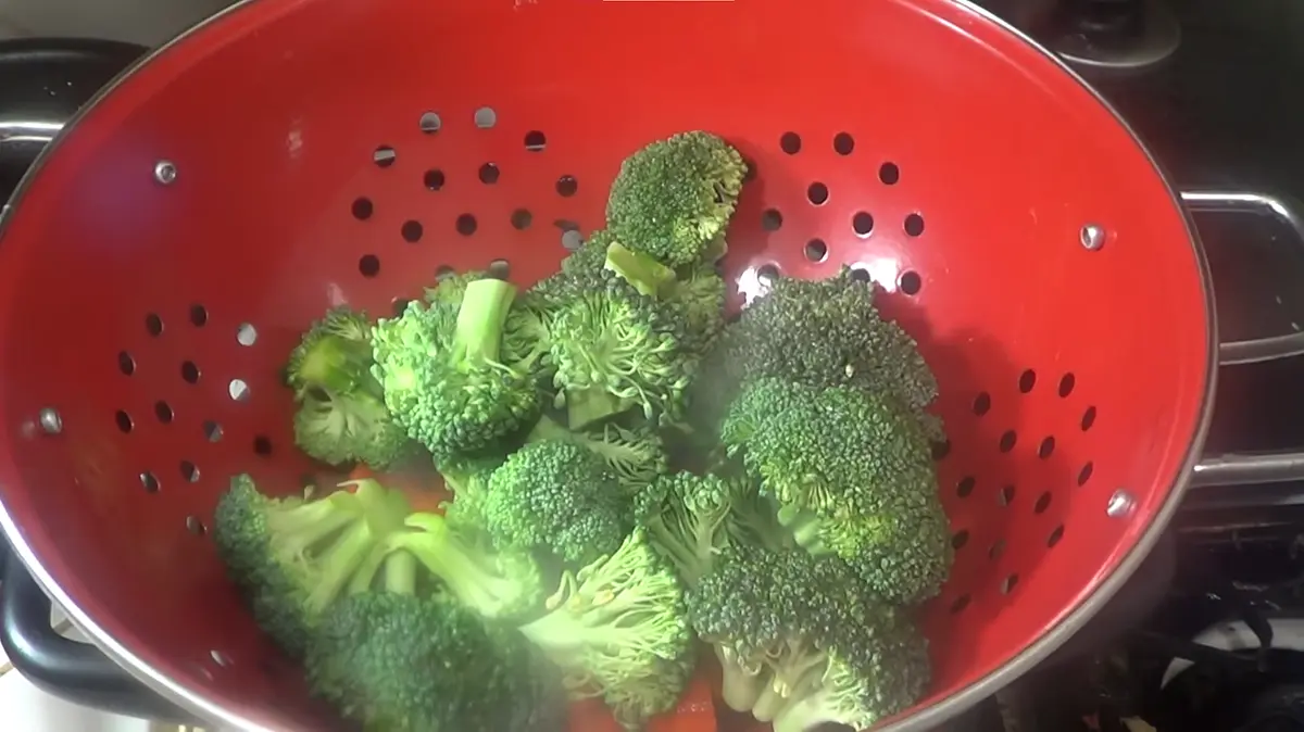 Dejar el brócoli y la zanahoria cortada en un colador encima de la olla para que se cocine al vapor (2 minutos). TAPAR LA OLLA.